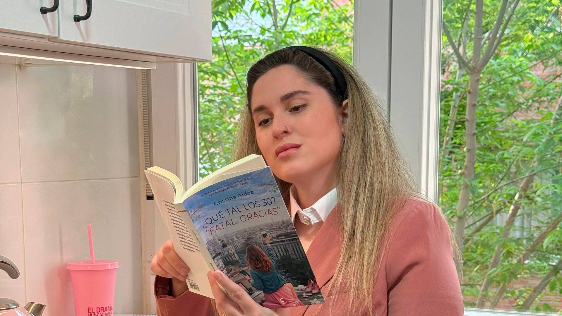 Cristina Aldea firma la novela '¿Qué tal los 30? Fatal, gracias.', una historia sobre dudas, contradicciones y emociones al llegar a los 30