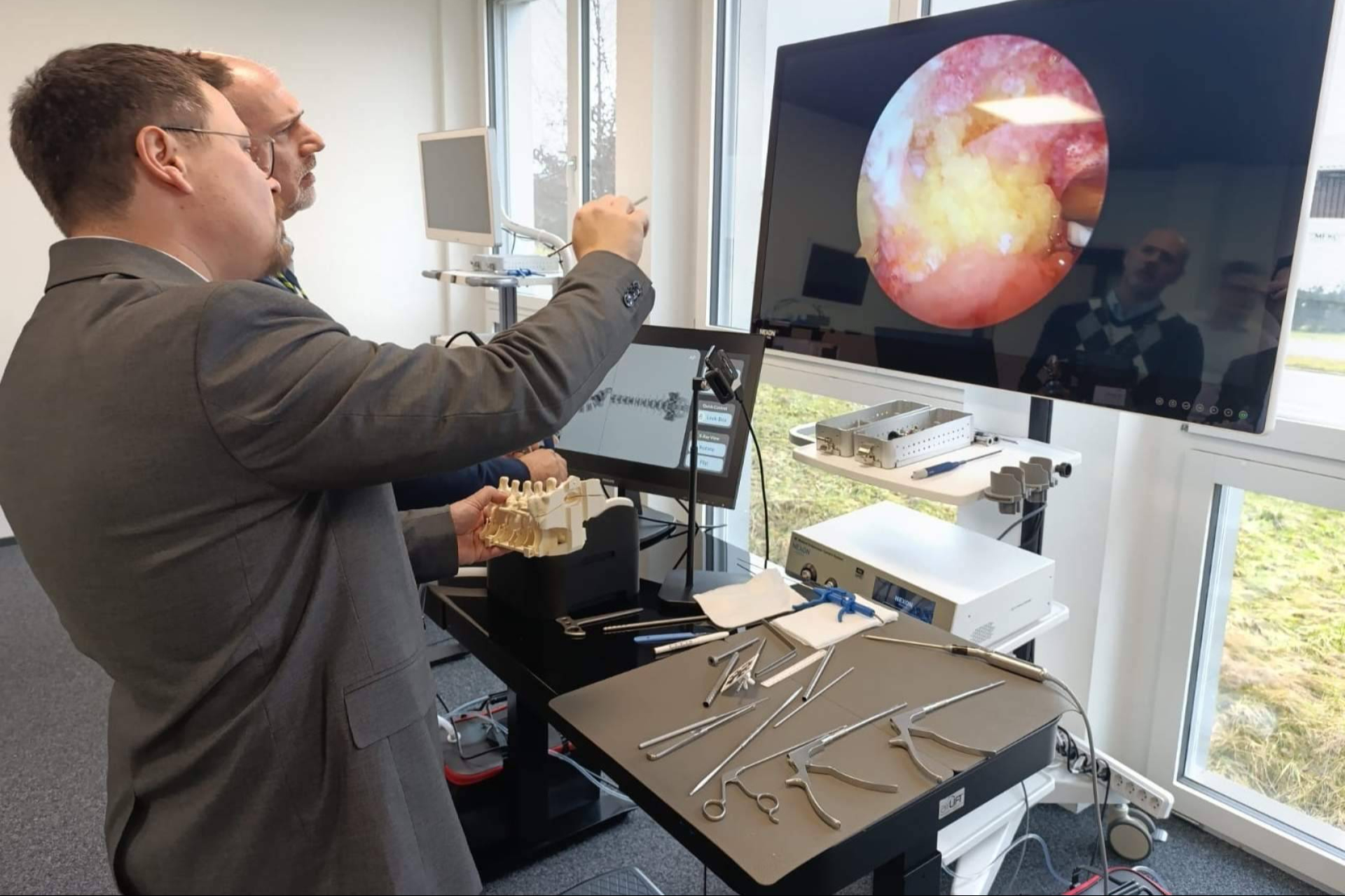La cirugía endoscópica de columna en 2026; una de las principales innovaciones en cirugía no invasiva