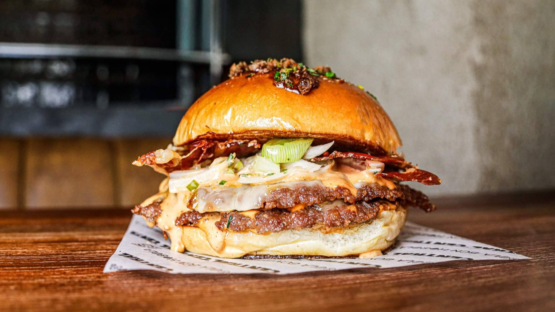 La Central impulsa su lado más creativo con burgers especiales y una nueva fat smash de cerdo