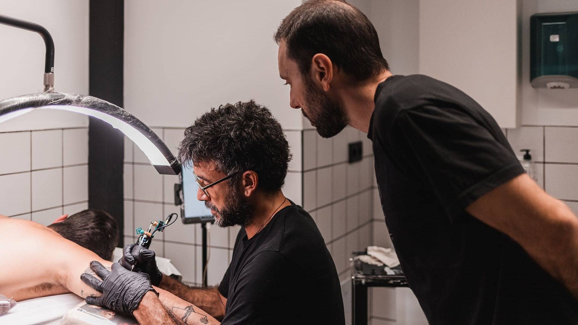 Por qué aprender a tatuar requiere práctica real en un curso presencial