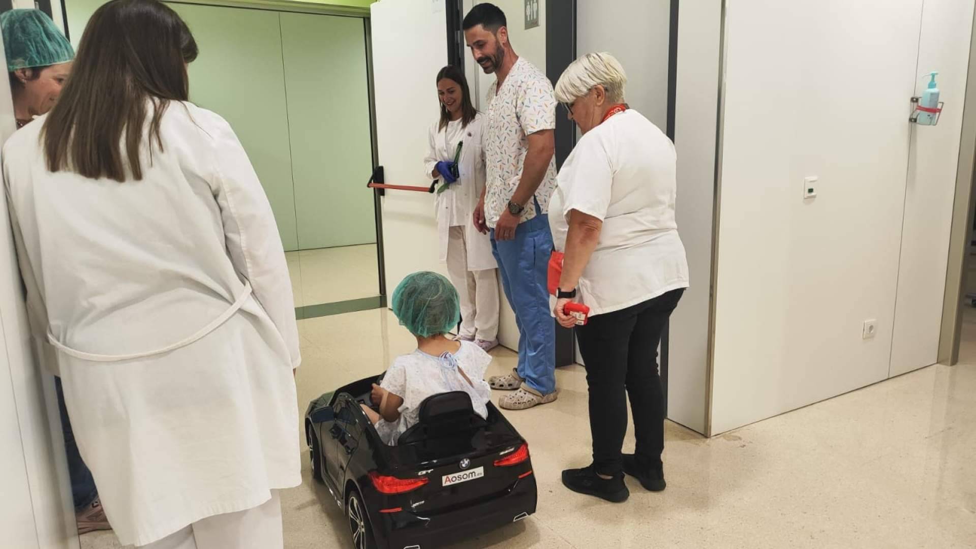 Aosom.es dona nuevos coches eléctricos al Hospital Sant Joan de Déu para mejorar la experiencia infantil