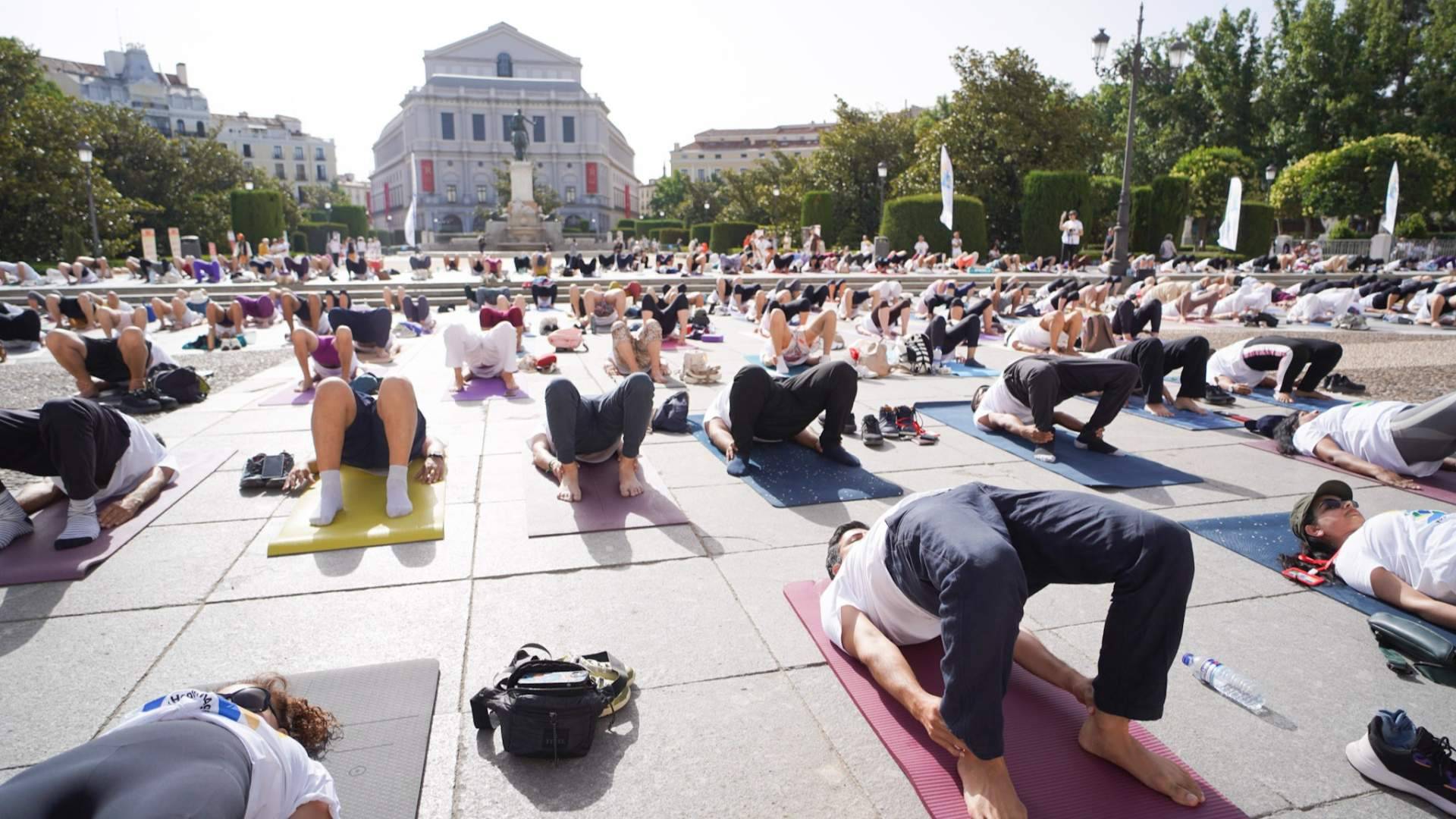 Madrid reúne a cerca de mil personas en la Plaza de Oriente por el Día Internacional del Yoga