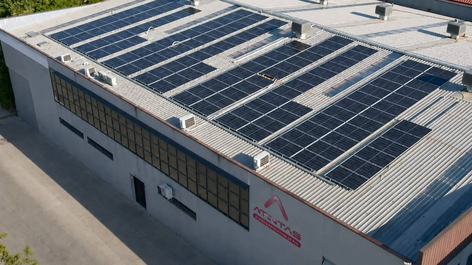 Atintas convierte la energía renovable en estándar de fabricación de PLV en España