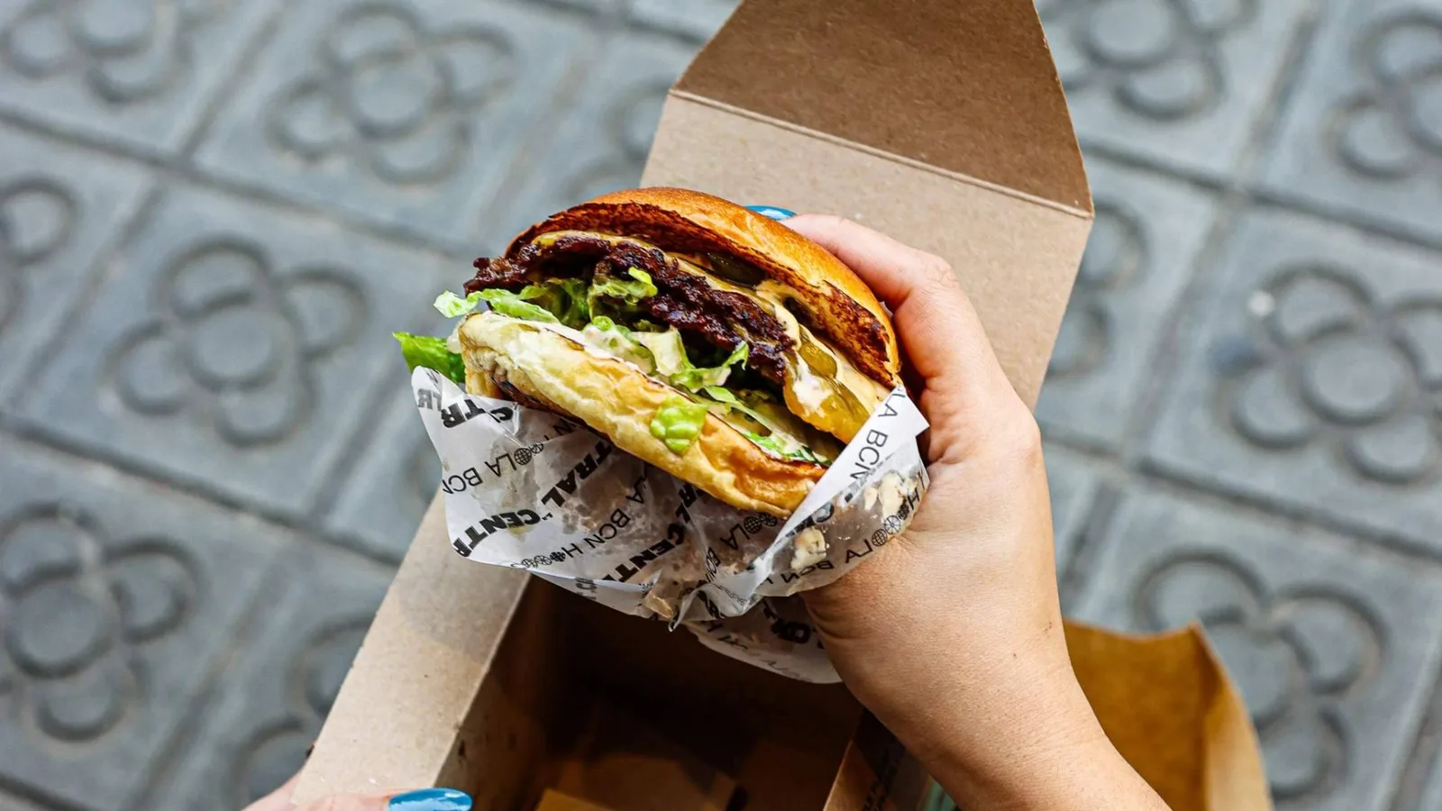 Burger en el centro de Barcelona; La Central, una parada con carne de calidad, ahumador propio y recetas